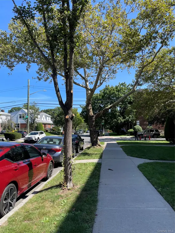 215-40 47 Avenue #3B, Bayside, NY 11361