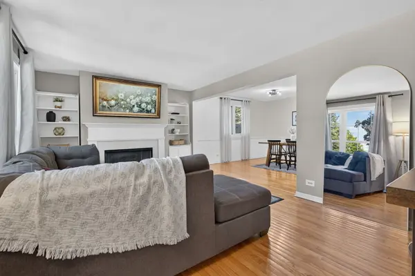 2021 Lancaster LN, Wheaton, IL 60189