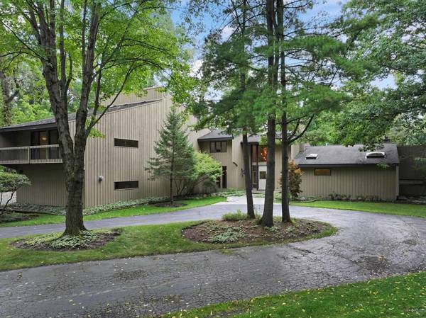 560 Thornmeadow RD, Riverwoods, IL 60015