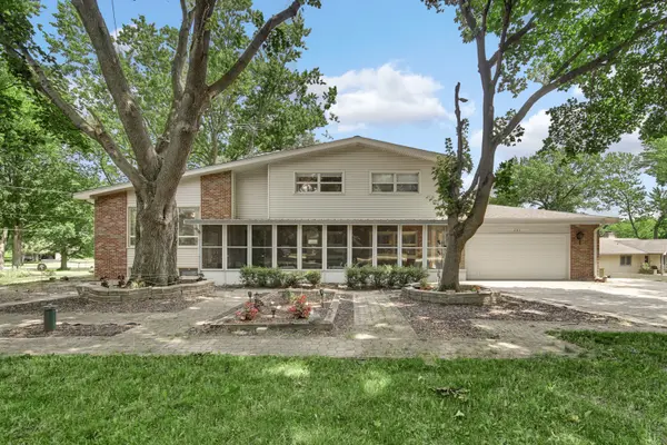 205 Sharon DR, Sleepy Hollow, IL 60118