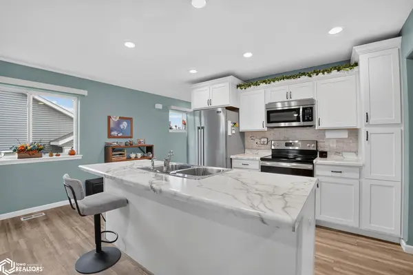 1113 Loren DR, Cedar Falls, IA 50613