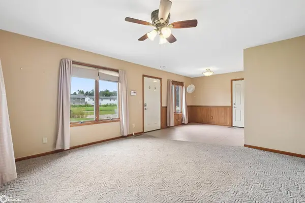 101 Pleasantview RD, Marshalltown, IA 50158