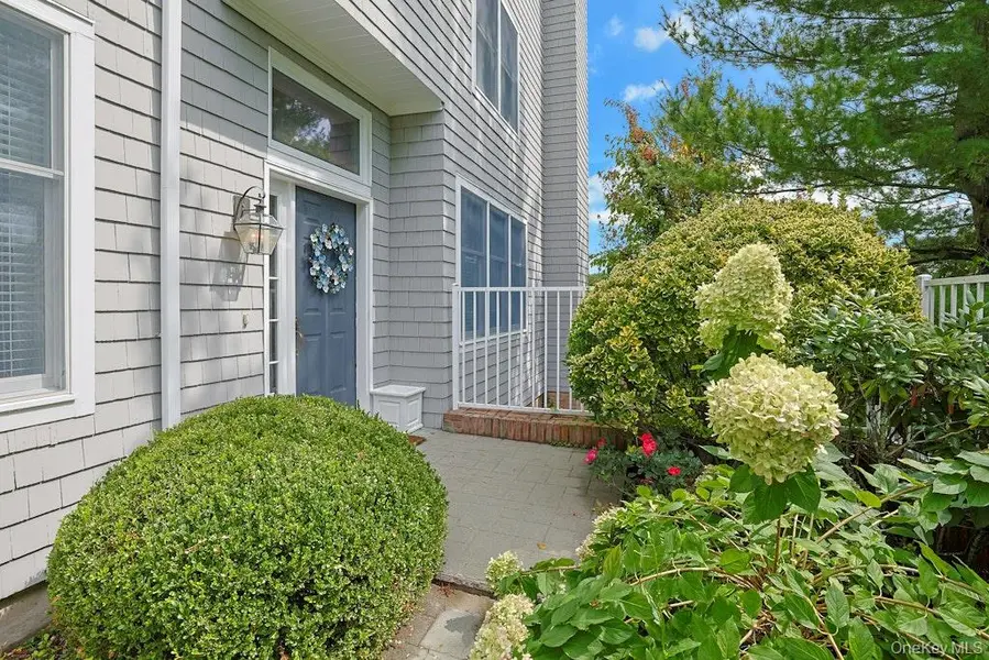 29 Country Club LN, Pleasantville, NY 10570