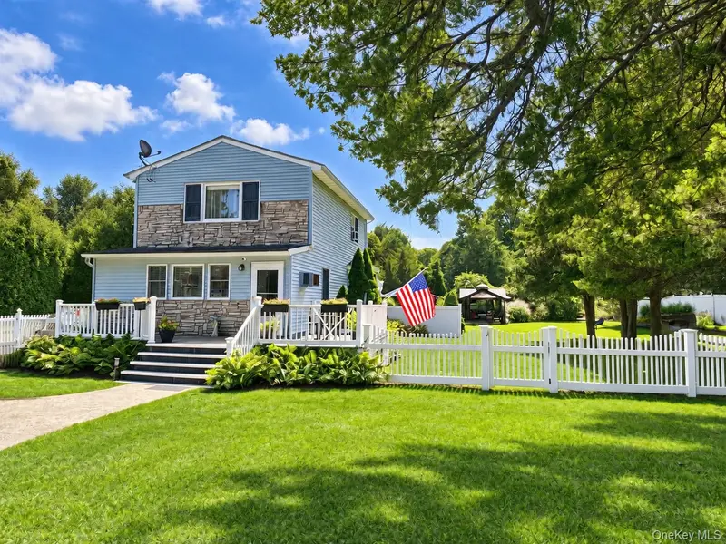 32 Pine ST, Selden, NY 11784