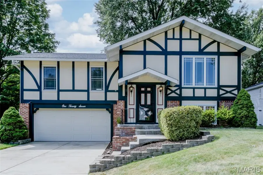 127 Spring Leaf DR, St Peters, MO 63376