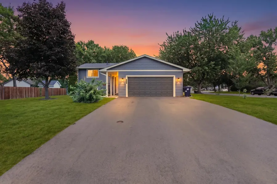 1239 Ruby LN, Shakopee, MN 55379