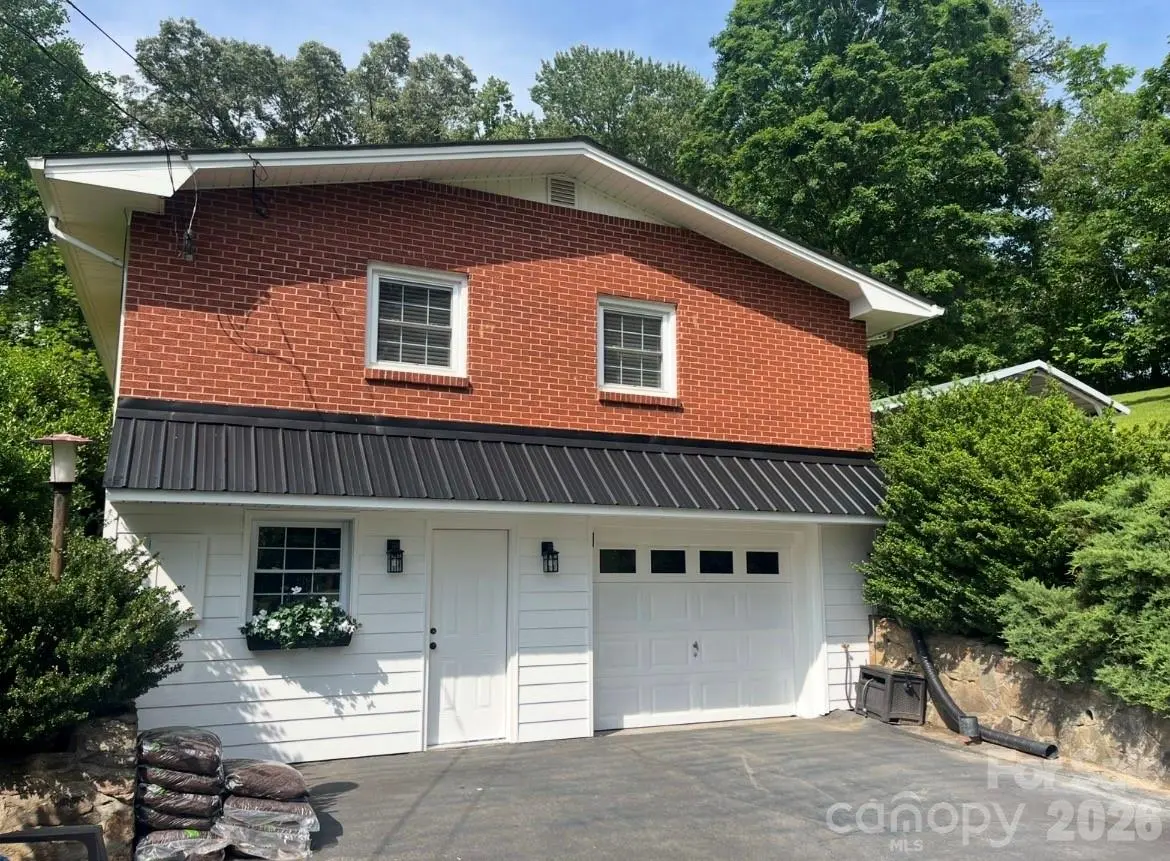 6 Green Knoll DR, Candler, NC 28715