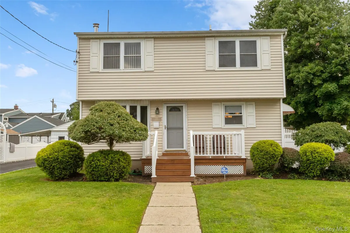 320 Aster RD, West Islip, NY 11795