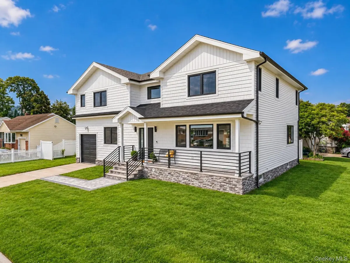2 Lee PL, Old Bethpage, NY 11804