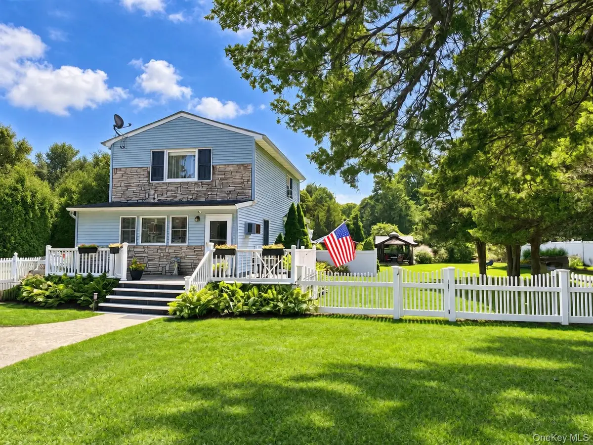 32 Pine ST, Selden, NY 11784