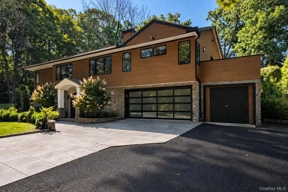 6 Tanyard LN, Huntington, NY 11743