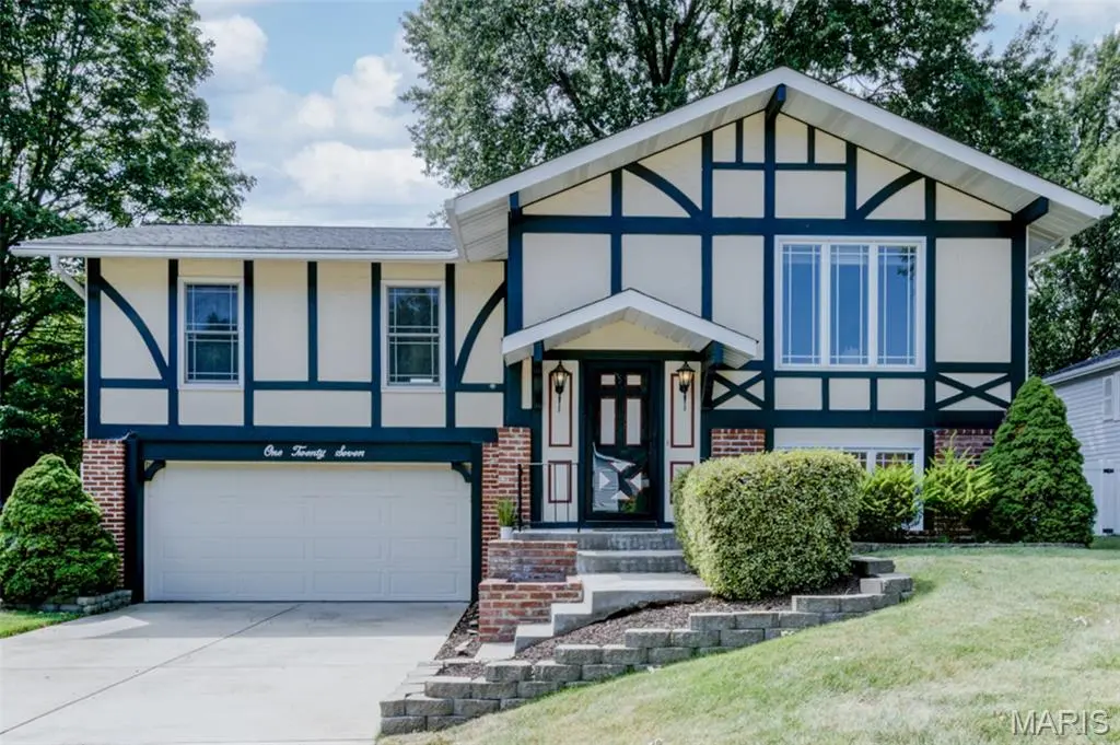 127 Spring Leaf DR, St Peters, MO 63376
