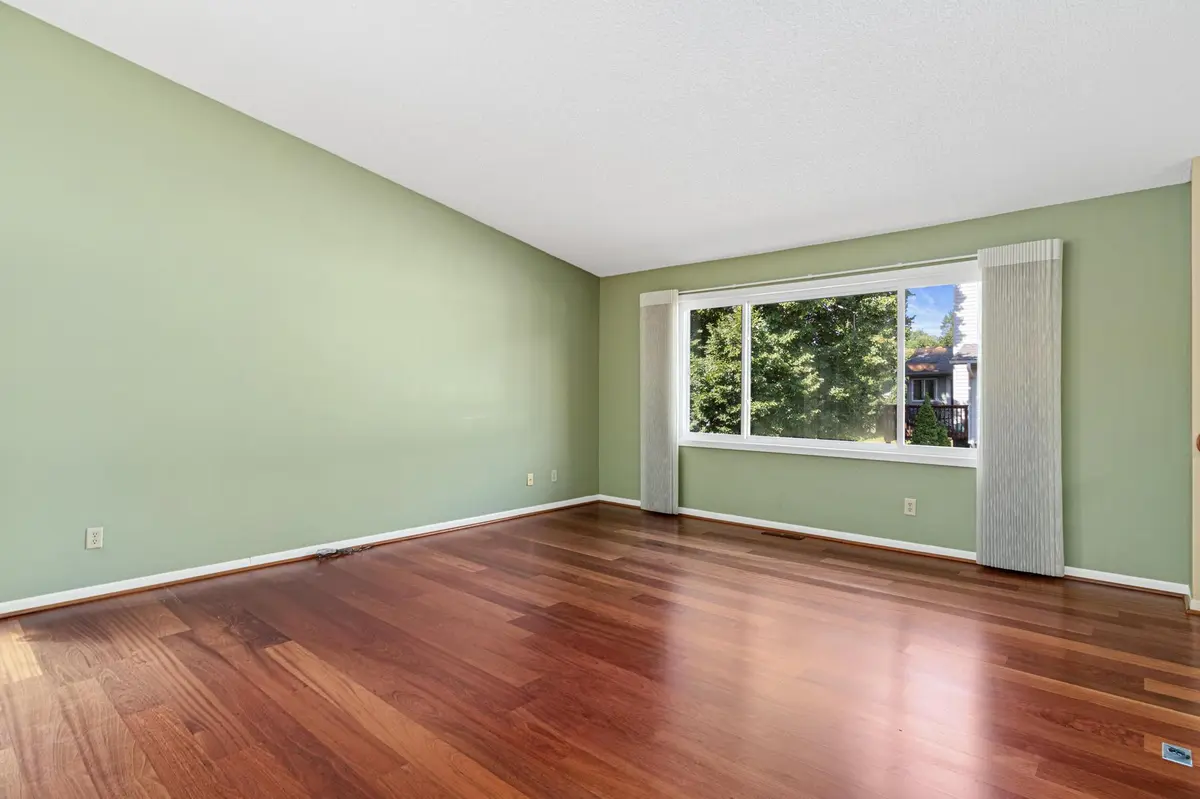 1314 Deercliff LN, Eagan, MN 55123