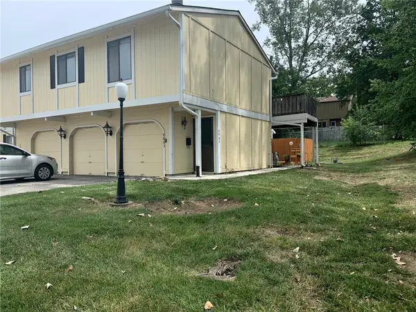 8863 Carriage DR, Lenexa, KS 66215
