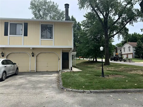 8863 Carriage DR, Lenexa, KS 66215