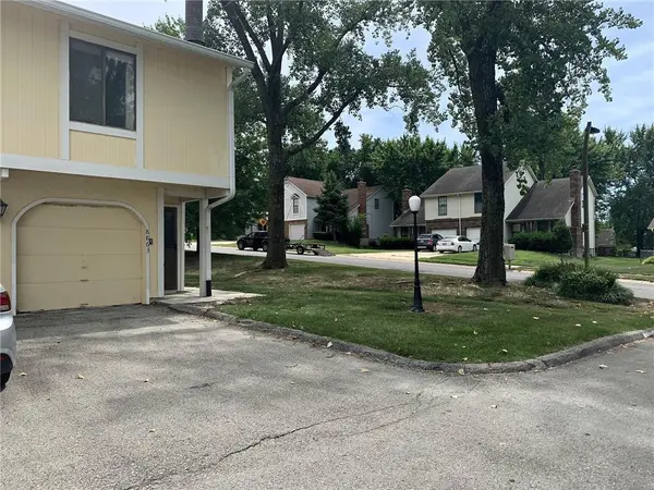 8863 Carriage DR, Lenexa, KS 66215