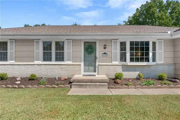 1202 E Willow DR, Olathe, KS 66061