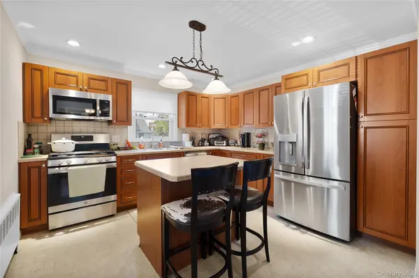 320 Aster RD, West Islip, NY 11795