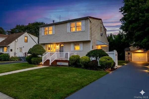 320 Aster RD, West Islip, NY 11795