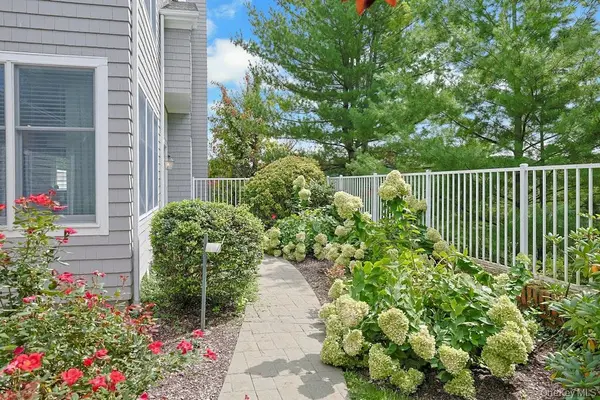 29 Country Club LN, Pleasantville, NY 10570