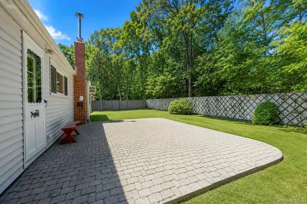 25 Hewes ST, Port Jefferson Station, NY 11776
