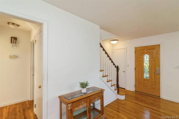 24 Old Homestead RD, Port Jefferson, NY 11777