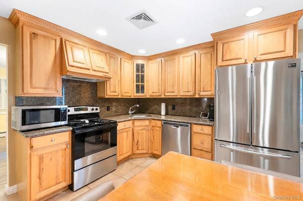 124 Bayview DR, Oakdale, NY 11769