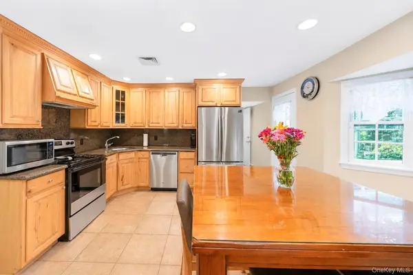124 Bayview DR, Oakdale, NY 11769