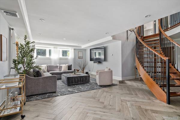 6 Tanyard LN, Huntington, NY 11743