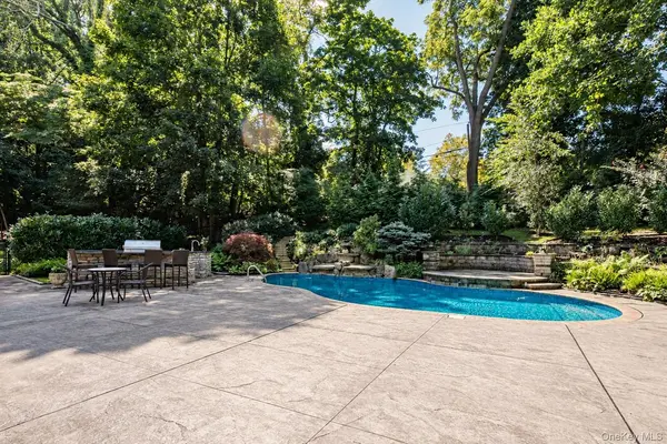 6 Tanyard LN, Huntington, NY 11743