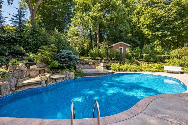 6 Tanyard LN, Huntington, NY 11743