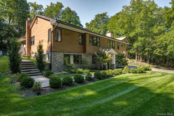 6 Tanyard LN, Huntington, NY 11743