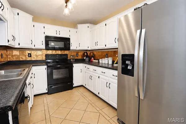 808 Carrie CIR, Lebanon, MO 65536
