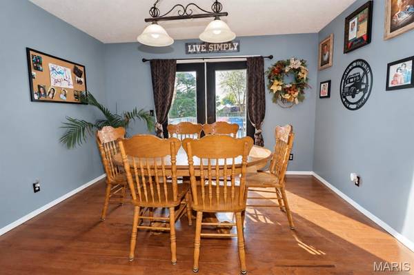 808 Carrie CIR, Lebanon, MO 65536