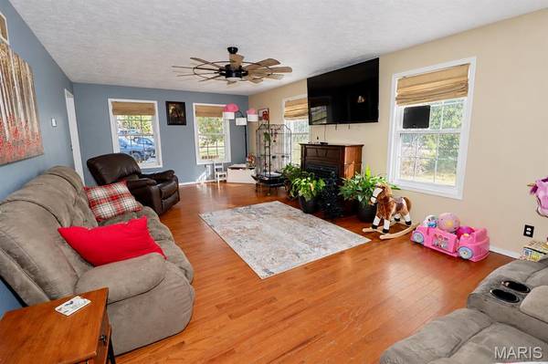808 Carrie CIR, Lebanon, MO 65536