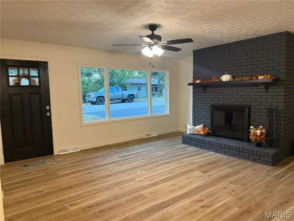 608 Sunset DR, Waynesville, MO 65583