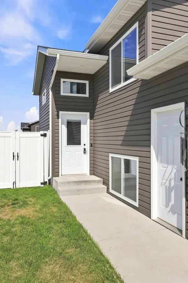3316 MAPLE LEAF LOOP S, Fargo, ND 58104