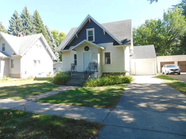 606 5th ST S, Moorhead, MN 56560