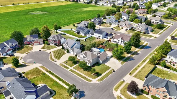 1004 Melinda CT, Forsyth, IL 62535