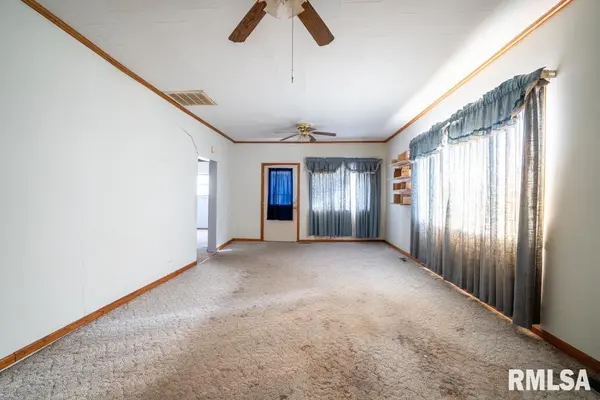 803 S Cockrum ST, Sesser, IL 62884-2036