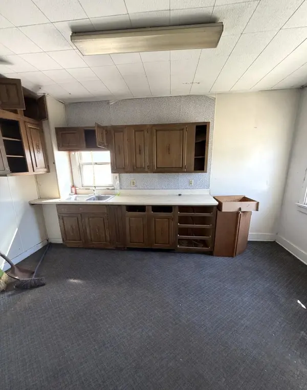 449 Baker St, Salina, KS 67401