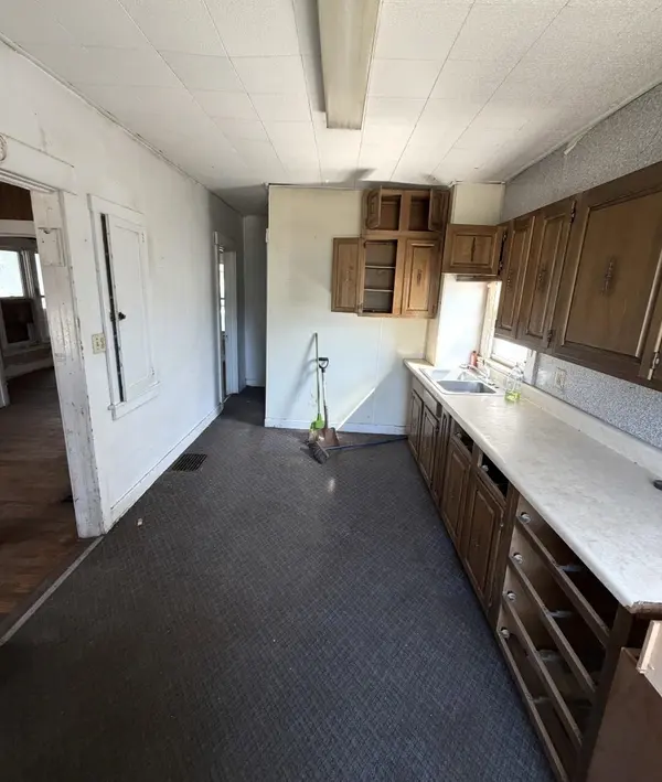 449 Baker St, Salina, KS 67401