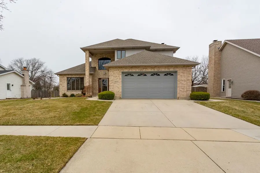 902 Somerset DR, Carol Stream, IL 60188