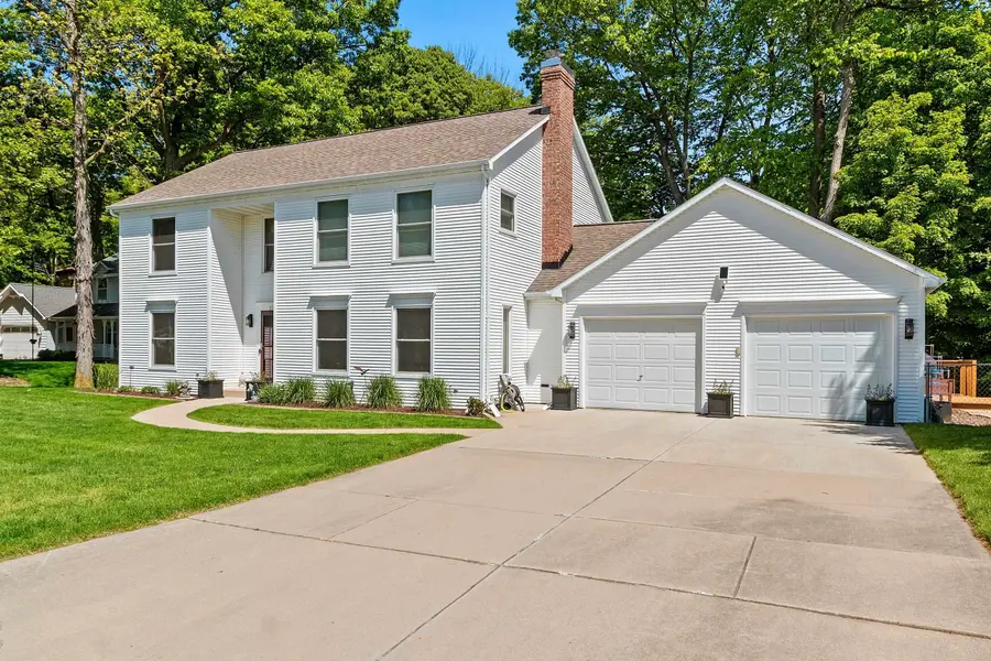 2595 EDGEWOOD LN, Green Bay, WI 54302-4881
