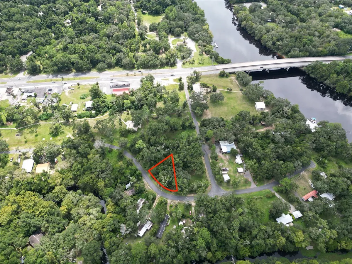 7739 LAKE AVE, Fanning Springs, FL 32693