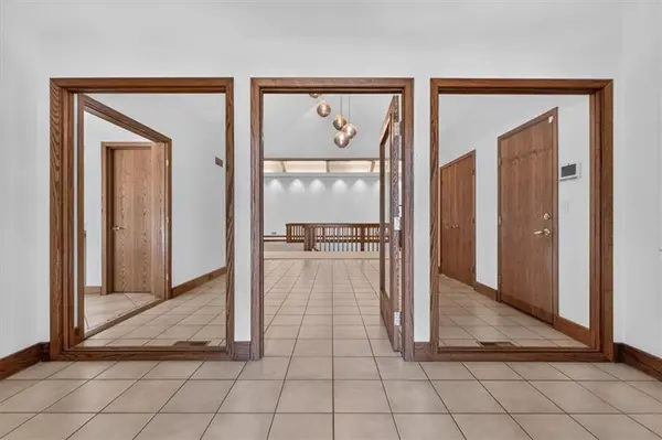 12639 Juniper CIR, Leawood, KS 66209