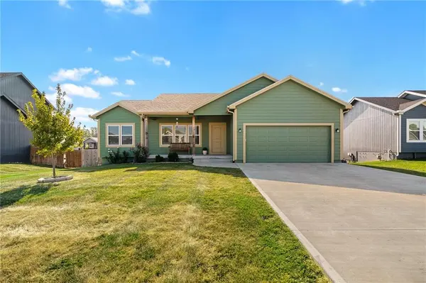 941 N Cottonwood CT, Tonganoxie, KS 66086