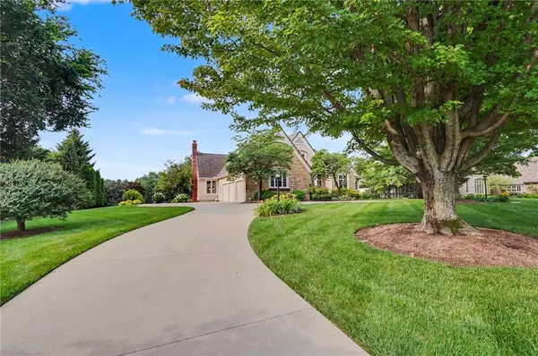 4305 Nicklaus DR, Lawrence, KS 66049