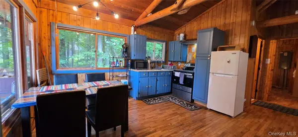 586 Lake Shore LN, Narrowsburg, NY 12764