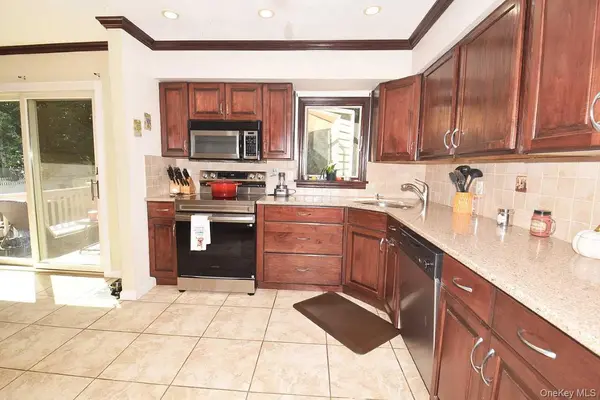 90 Cornell DR, Smithtown, NY 11787